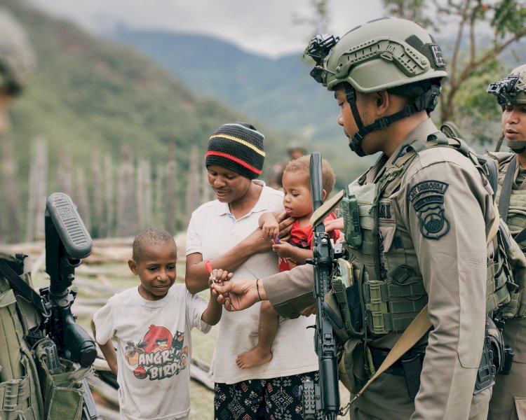 Satgas Operasi Damai Cartenz Laksanakan Patroli Humanis di Kiwirok, Perkuat Kedekatan dengan Warga