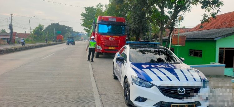 Kendaraan Sumbu 3 Dialihkan Masuk Tol, Satlantas Polres Pekalongan Berlakukan Pengawasan di Jalur Pantura