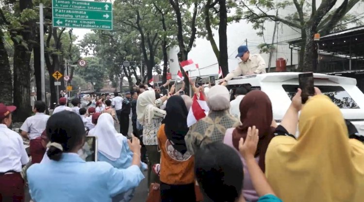 Momen Hangat Warga Sambut Kedatangan Prabowo di Bandung: Pak Minta Foto!