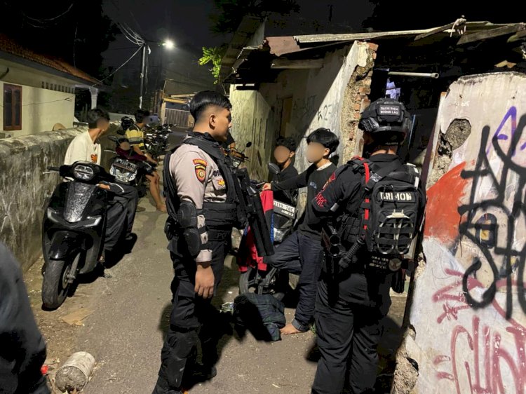 Patroli Brimob PMJ Dan Perintis Gagalkan Dugaan Tawuran di Cipinang Muara, Sajam dan Molotov Diamankan