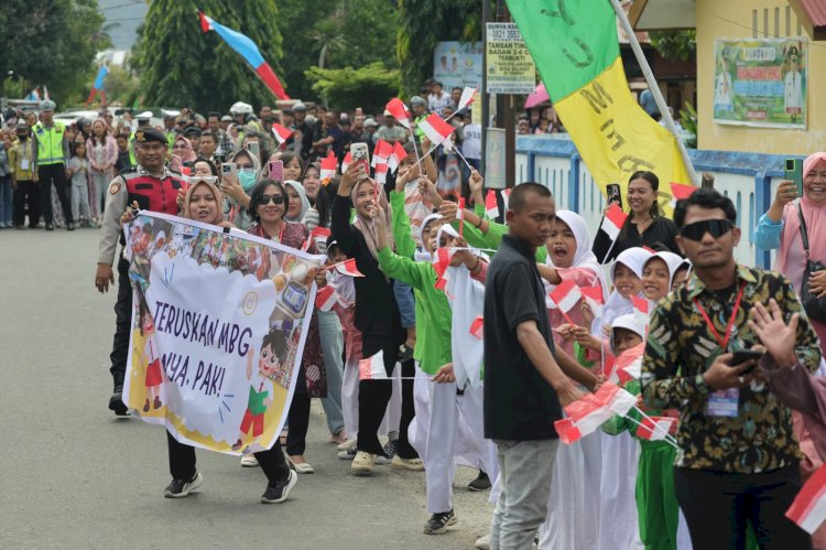 Spanduk Dukung MBG Membentang Kala Prabowo Pidato di Hadapan Petani-Nelayan